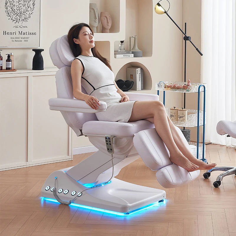 Bílé elektrické kosmetické křeslo s dřevěnými područkami a moderní lampou