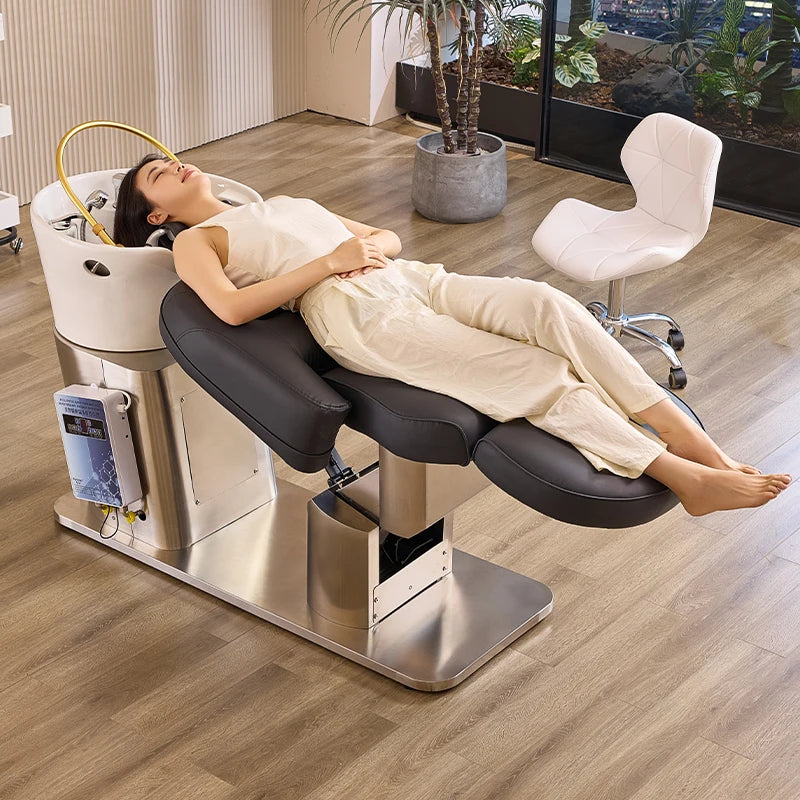 Moderní elektrické barber křeslo s černým čalouněním a integrovanou mycí jednotkou
