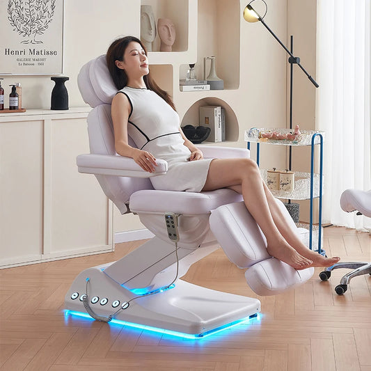  Bílé elektrické kosmetické křeslo s dřevěnými područkami a moderní lampou
