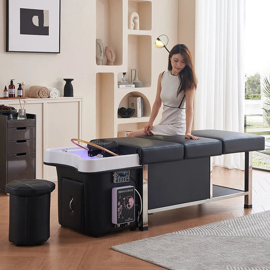 Klientka leží na luxusním černém spa lehátku Corvus během wellness procedury